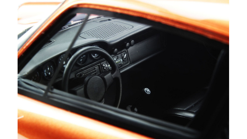 Porsche	911 Carrera 2,7 - voiture miniature 1/18eme